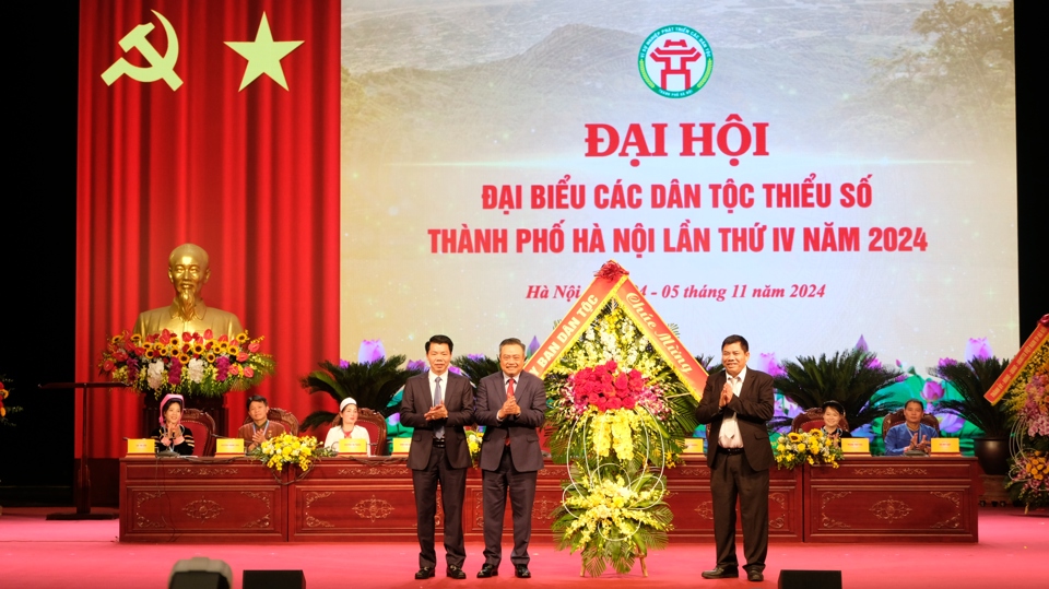 Thứ trưởng, Ph&oacute; Chủ nhiệm Uỷ ban D&acirc;n tộc Y Th&ocirc;ng trao tặng lẵng hoa ch&uacute;c mừng Đại hội.