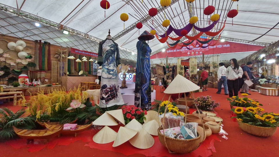 Ngo&agrave;i trưng b&agrave;y c&aacute;c sản phẩm, kh&ocirc;ng gian nơi đ&acirc;y c&ograve;n hiện hữu những n&eacute;t văn h&oacute;a đặc sắc của v&ugrave;ng miền, tỉnh, th&agrave;nh.

Đ&oacute; l&agrave; những sản phẩm hội tụ gần như đầy đủ văn h&oacute;a, con người, ẩm thực v&ugrave;ng miền v&ocirc; c&ugrave;ng đặc sắc, nổi bật.

Đ&acirc;y l&agrave;&nbsp;dịp để c&aacute;c tỉnh, th&agrave;nh trong cả nước tạo th&ecirc;m những k&ecirc;nh kết nối đầu ra, tạo th&ecirc;m thị trường cho c&aacute;c sản phẩm địa phương.