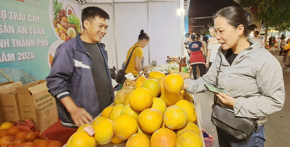 Người ti&ecirc;u d&ugrave;ng mua tr&aacute;i c&acirc;y tại Hội chợ tr&aacute;i c&acirc;y, n&ocirc;ng sản an to&agrave;n c&aacute;c tỉnh th&agrave;nh phố năm 2024. Ảnh: Ho&agrave;i Nam