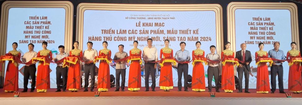 C&aacute;c đại biểu cắt băng khai mạc Triển l&atilde;m c&aacute;c sản phẩm, mẫu thiết kế h&agrave;ng thủ c&ocirc;ng mỹ nghệ mới, s&aacute;ng tạo huyện Thạch Thất-TP H&agrave; Nội năm 2024. Ảnh: Ho&agrave;i Nam