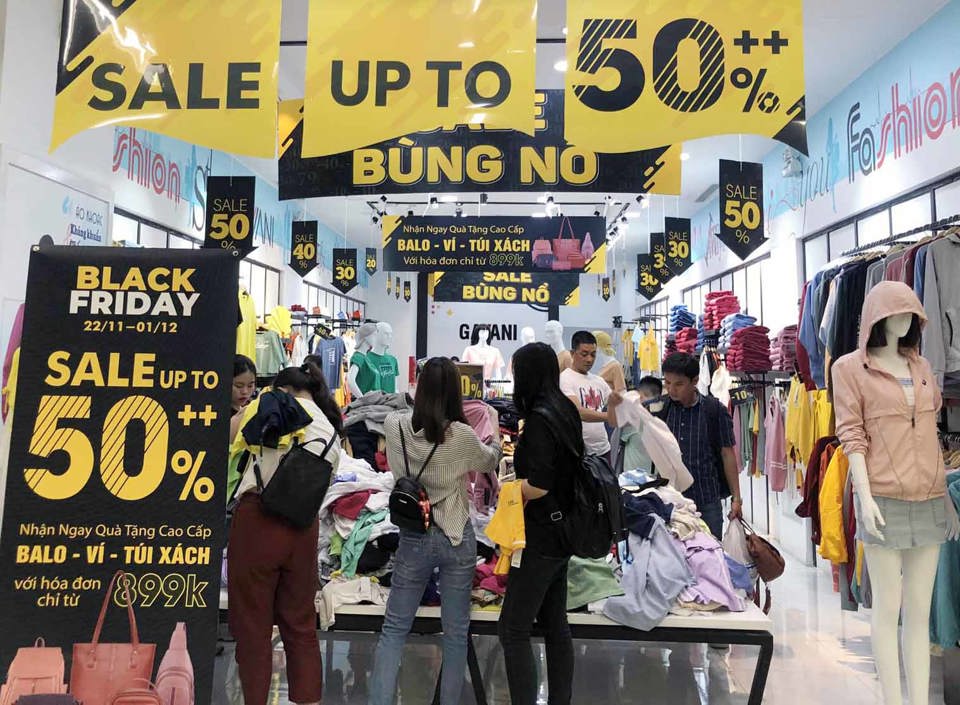 C&aacute;c cửa h&agrave;ng thời trang tung ra chương tr&igrave;nh giảm gi&aacute; nh&acirc;n dịp Black Friday. Ảnh: Ho&agrave;i Nam