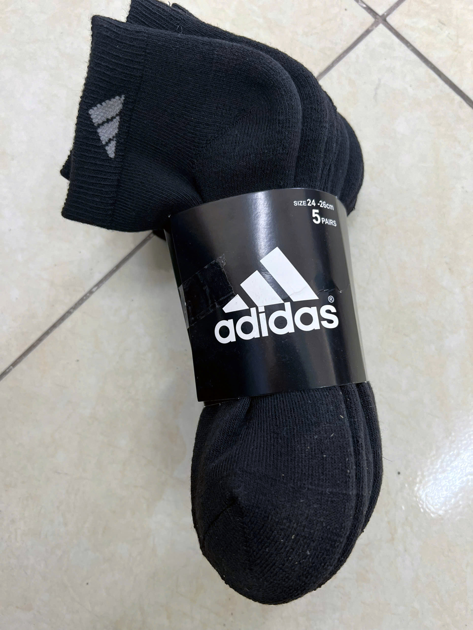 Sản phẩm tất giả nh&atilde;n m&aacute;c ADIDAS tại số 27 ng&otilde; 23 đường La Ph&ugrave;, th&ocirc;n Ch&ugrave;a Tổng, x&atilde; La Ph&ugrave; (Ho&agrave;i Đức).Ảnh: Ho&agrave;i Nam