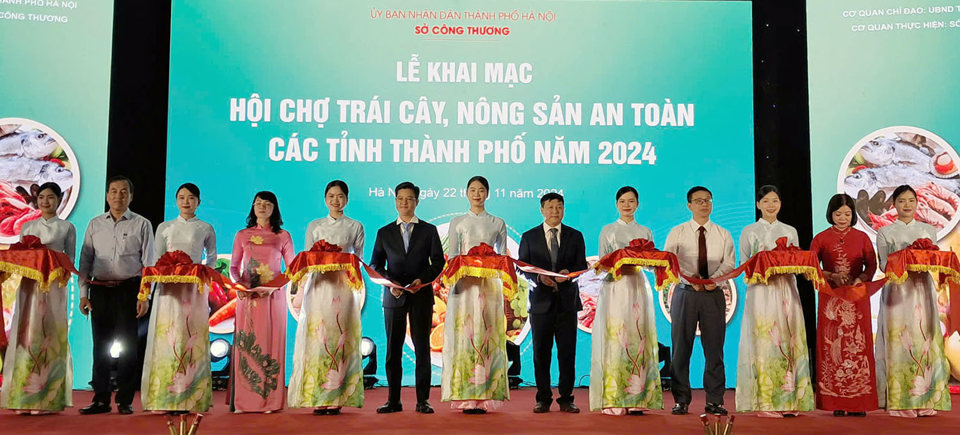 C&aacute;c đại biểu cắt băng khai mạc Hội chợ tr&aacute;i c&acirc;y, n&ocirc;ng sản an to&agrave;n c&aacute;c tỉnh th&agrave;nh phố năm 2024. Ảnh: Ho&agrave;i Nam