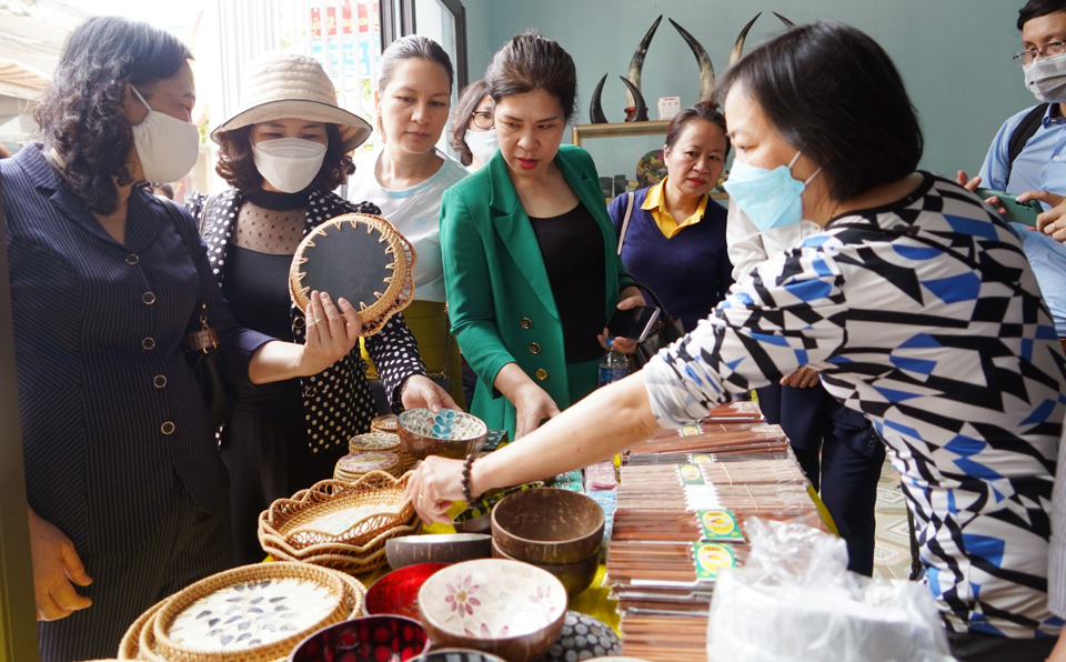 Kh&aacute;ch du lịch tham quan điểm b&aacute;n v&agrave; giới thiệu sản phẩm l&agrave;ng nghề khảm chai Chuy&ecirc;n Mỹ, huyện Ph&uacute; Xuy&ecirc;n.&nbsp; Ảnh: C&ocirc;ng T&acirc;m