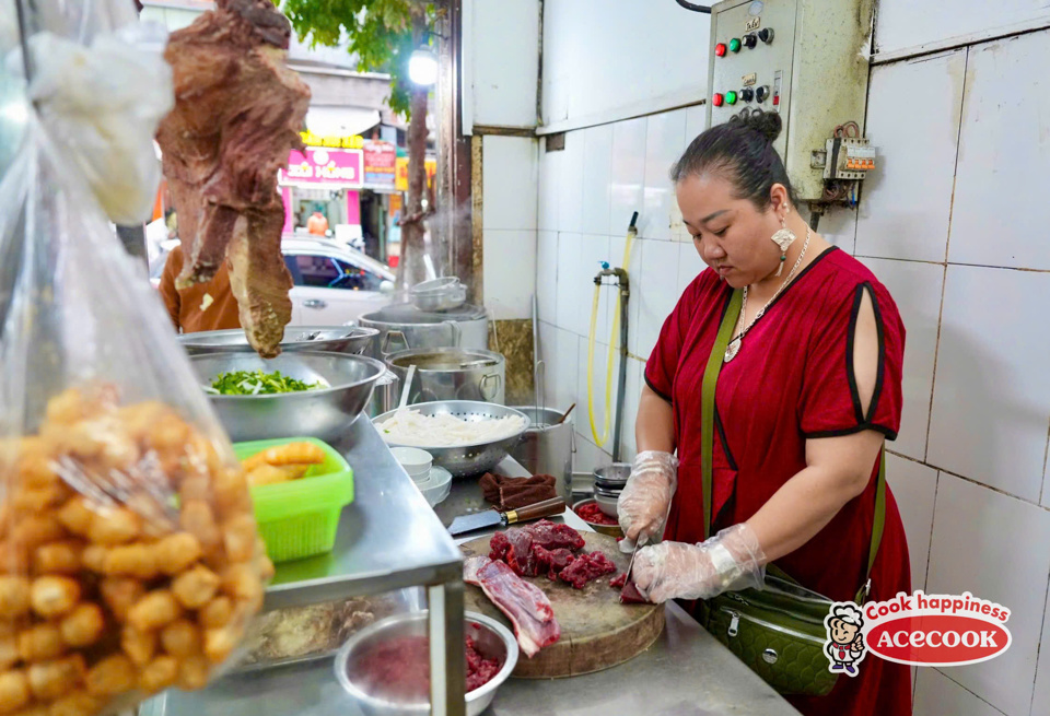 Để l&agrave;m ra một b&aacute;t phở phải trải qua nhiều c&ocirc;ng đoạn với y&ecirc;u cầu về kỹ thuật ri&ecirc;ng, đ&ograve;i hỏi kỹ năng chế biến của chủ qu&aacute;n phở.