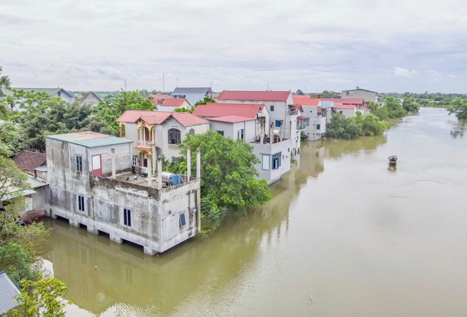 Một khu d&acirc;n cư ven s&ocirc;ng tại huyện Chương Mỹ bị ngập v&agrave;o th&aacute;ng 9/2024.