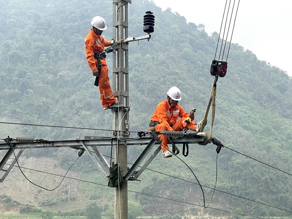 Với tốc độ tăng trưởng kinh tế trong năm 2025 dự kiến l&agrave; 7% v&agrave; để bảo đảm đủ điện phục vụ sản xuất kinh doanh, đời sống nh&acirc;n d&acirc;n, tăng trưởng điện phải đạt từ 12 - 13%.