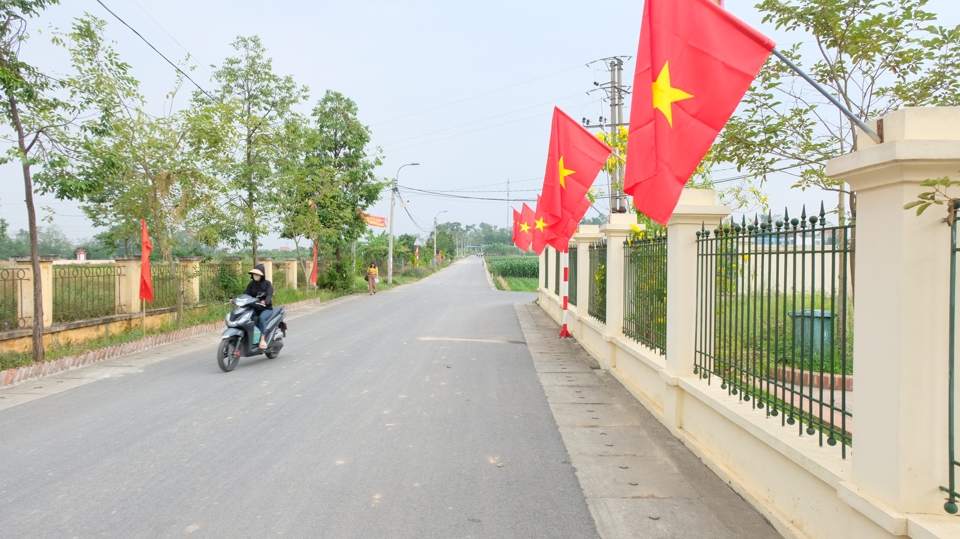 Đường giao th&ocirc;ng phong quang, sạch đẹp tại x&atilde; Phong V&acirc;n.