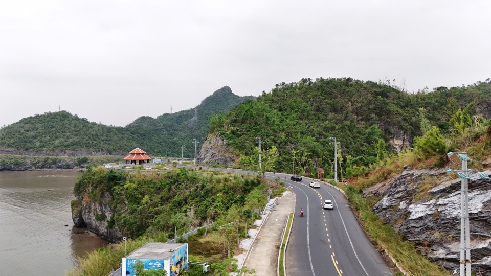 Cung đường được giới trẻ check-in ngay khi đặt ch&acirc;n đến C&aacute;t B&agrave;. Ảnh: Tiến Bảo