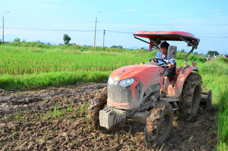 Làm giàu từ dịch vụ cơ giới hóa nông nghiệp - Ảnh 1