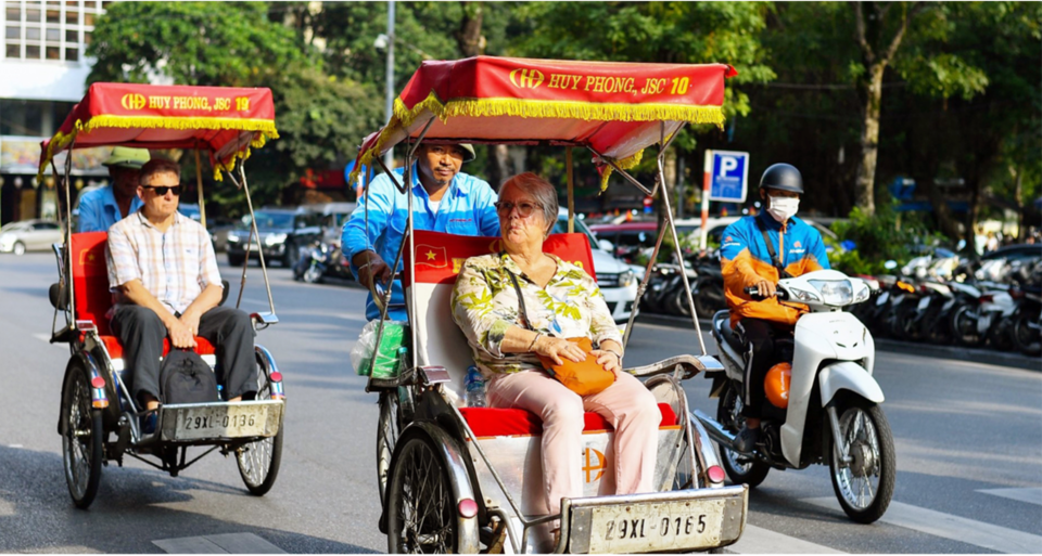 Du kh&aacute;ch Ấn Độ tham quan H&agrave; Nội. Ảnh: Ho&agrave;i Nam