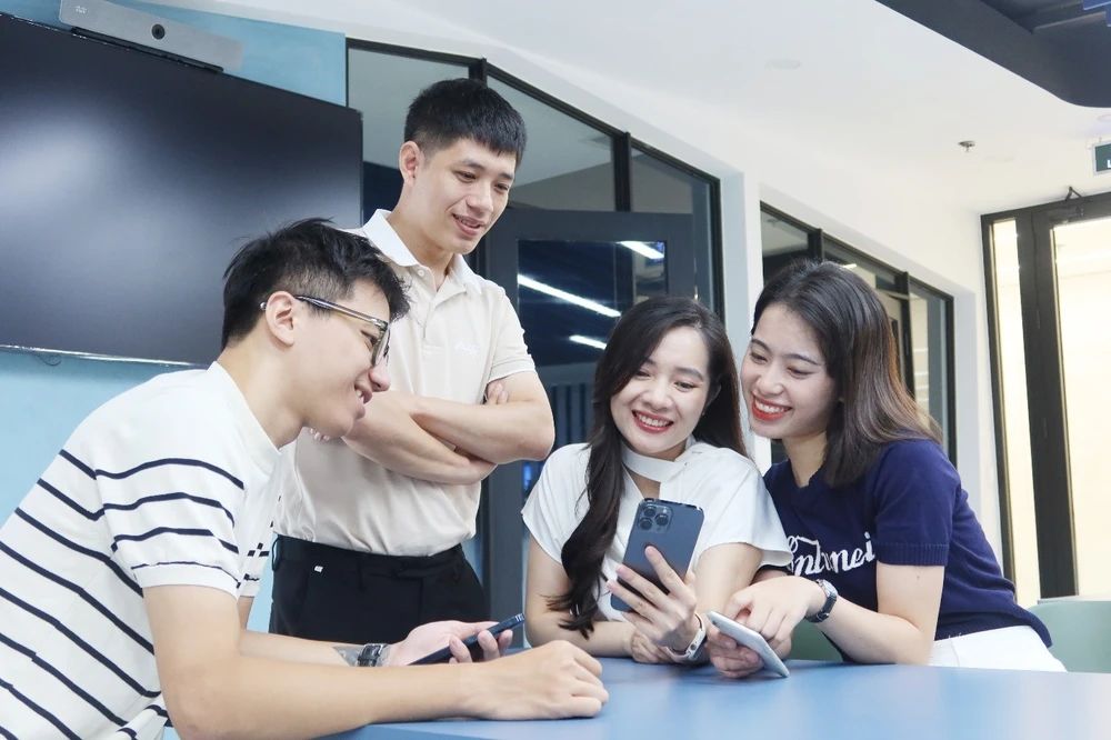 Người d&ugrave;ng chia sẻ trải nghiệm VietinBank iPay Mobile. (Ảnh: Vietnam+)