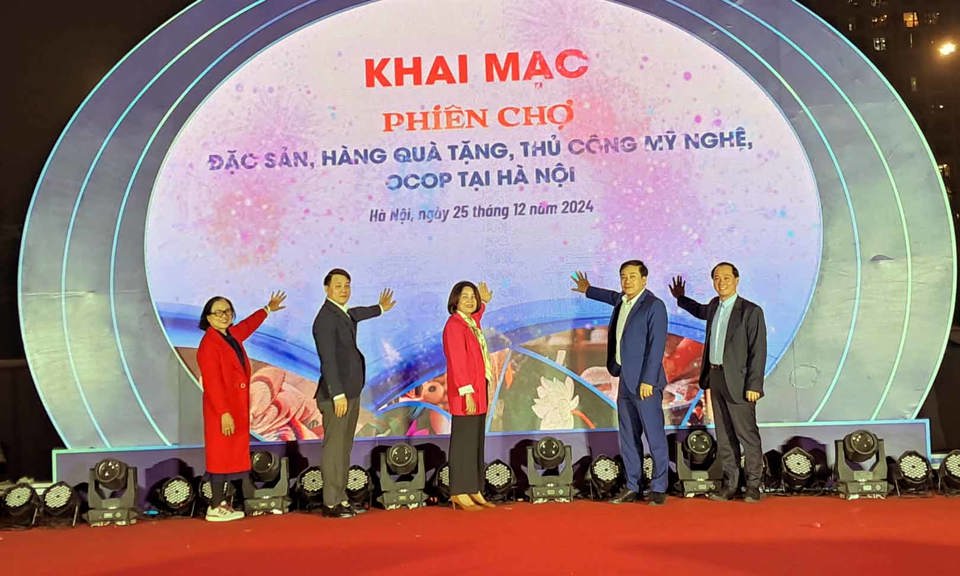 C&aacute;c đại biểu nhấn n&uacute;t khai mạc Phi&ecirc;n chợ đặc sản, h&agrave;ng qu&agrave; tặng, thủ c&ocirc;ng mỹ nghệ, OCOP H&agrave; Nội 2024. Ảnh: Ho&agrave;i Nam