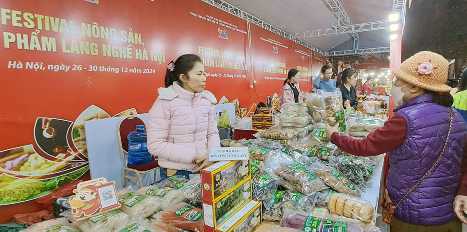 Người ti&ecirc;u d&ugrave;ng mua sản phẩm OCOP v&agrave; đặc sản v&ugrave;ng miền tại Festival n&ocirc;ng sản, sản phẩm l&agrave;ng nghề H&agrave; Nội tổ chức tại quận Ho&agrave;ng Mai (26/12). Ảnh: Ho&agrave;i Nam