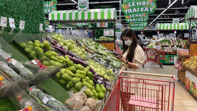 Gi&aacute; cả h&agrave;ng h&oacute;a, dịch vụ li&ecirc;n tục tăng, khiến cuộc sống của người l&agrave;m c&ocirc;ng ăn lương th&ecirc;m kh&oacute; khăn.