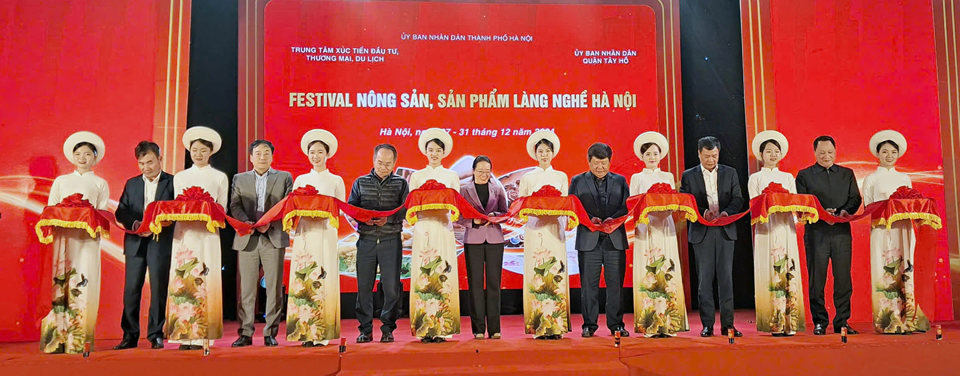 C&aacute;c đại biểu cắt băng khai mạc Festival n&ocirc;ng sản, sản phẩm l&agrave;ng nghề H&agrave; Nội. Ảnh: Ho&agrave;i Nam