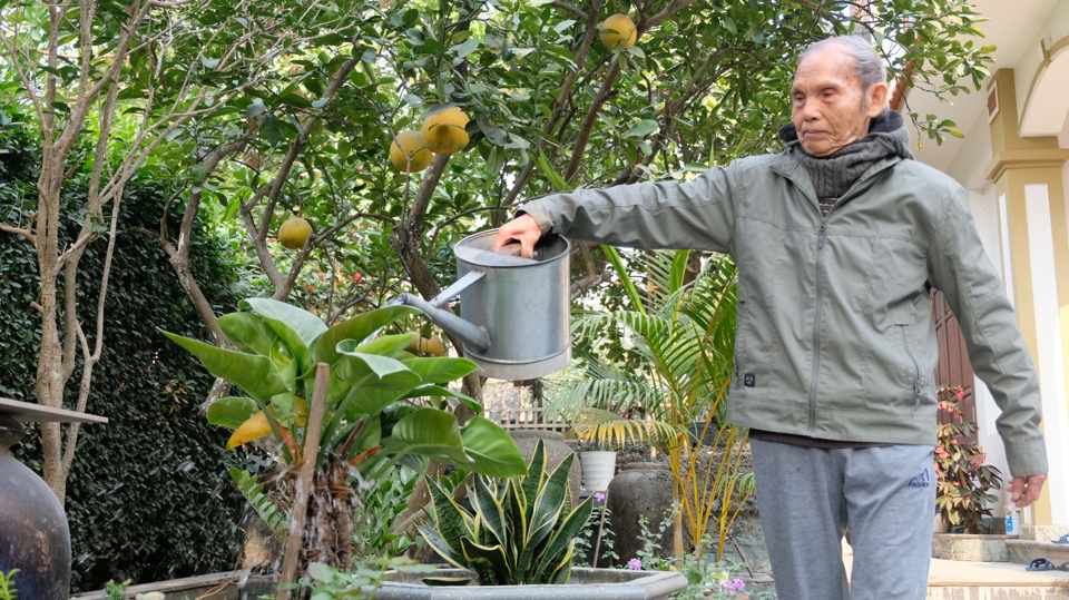 Đời sống của người d&acirc;n x&atilde; H&aacute;t M&ocirc;n kh&ocirc;ng ngừng được n&acirc;ng cao. Thu nhập b&igrave;nh qu&acirc;n đầu người d&acirc;n đạt gần 81 triệu đồng/năm. X&atilde; hiện kh&ocirc;ng c&ograve;n hộ ngh&egrave;o. An ninh trật tự, an to&agrave;n x&atilde; hội được đảm bảo&hellip;