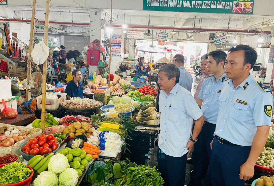 Đo&agrave;n c&ocirc;ng t&aacute;c Cục Quản l&yacute; thị trường Vĩnh Ph&uacute;c thực hiện kiểm tra,&nbsp;kiểm so&aacute;t thị trường nhằm ph&aacute;t hiện v&agrave; xử l&yacute; nghi&ecirc;m c&aacute;c h&agrave;nh vi vi phạm. Ảnh: Cục QLTT Vĩnh Ph&uacute;c