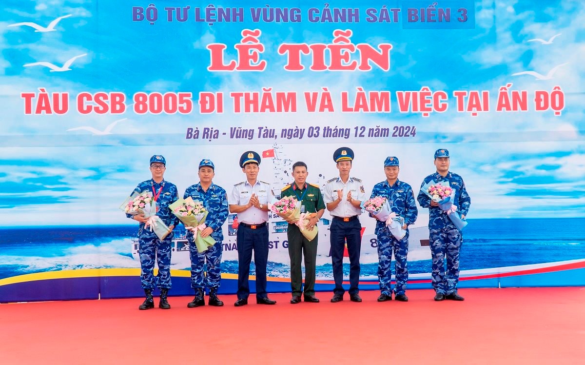 thu-truong-bo-tu-lenh-vung-canh-sat-bien-3-tang-hoa-dong-vien-doan-cong-tac..jpg