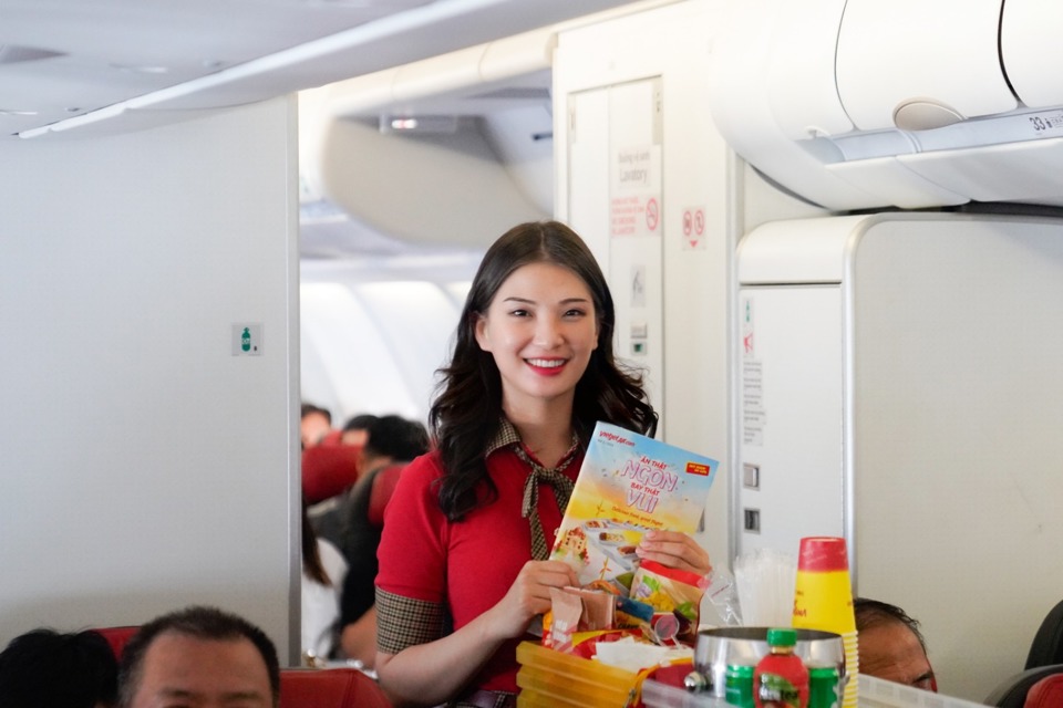 &nbsp;Tiếp vi&ecirc;n h&agrave;ng kh&ocirc;ng Vietjet.