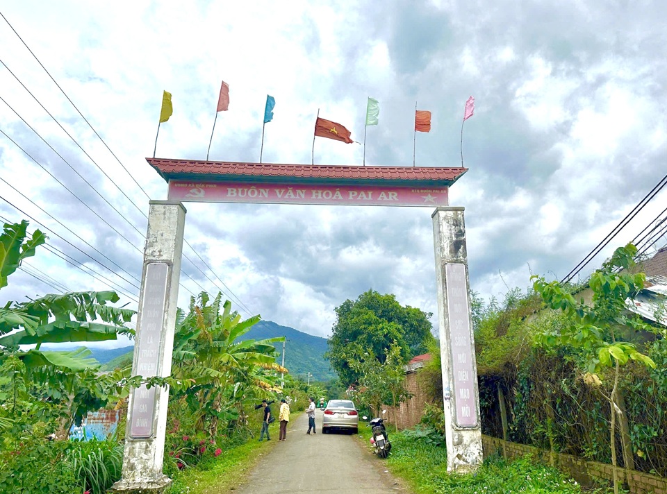 Đường n&ocirc;ng th&ocirc;n tại x&atilde; Đắk Phơi cũng đ&atilde; được đầu tư , tạo điều kiện cho b&agrave; con đi lại thuận lợi.