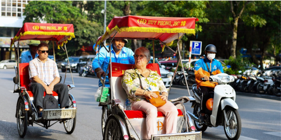 Kh&aacute;ch du lịch quốc tế tham quan H&agrave; Nội. Ảnh: Ho&agrave;i Nam