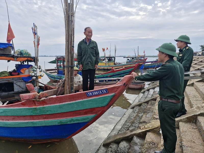 Lực lượng Bộ đội Bi&ecirc;n ph&ograve;ng tỉnh H&agrave; Tĩnh đồng h&agrave;nh, hỗ trợ ngư d&acirc;n vươn khơi đ&aacute;nh bắt thủy sản