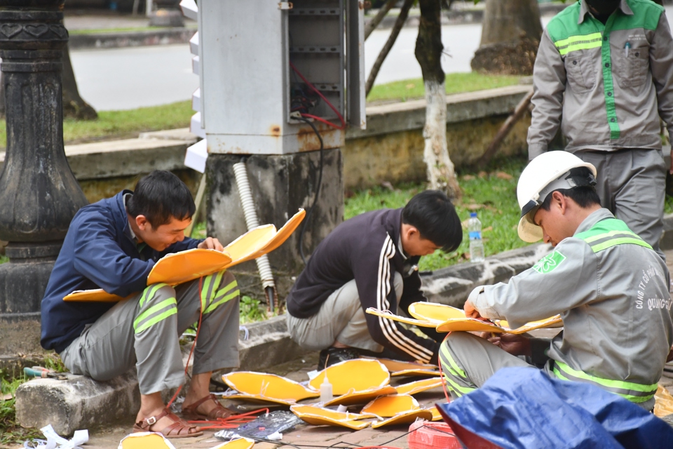 C&ugrave;ng với linh vật rắn, c&aacute;c tiểu cảnh trang tr&iacute; kh&aacute;c tại c&ocirc;ng vi&ecirc;n Ba Tơ cũng đang được gấp r&uacute;t tiến h&agrave;nh.