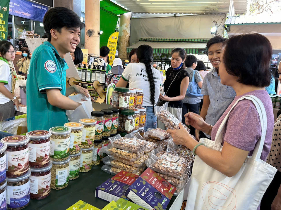 Hạt điều, hạt macca thu h&uacute;t nhiều b&agrave; nội gh&eacute; mua