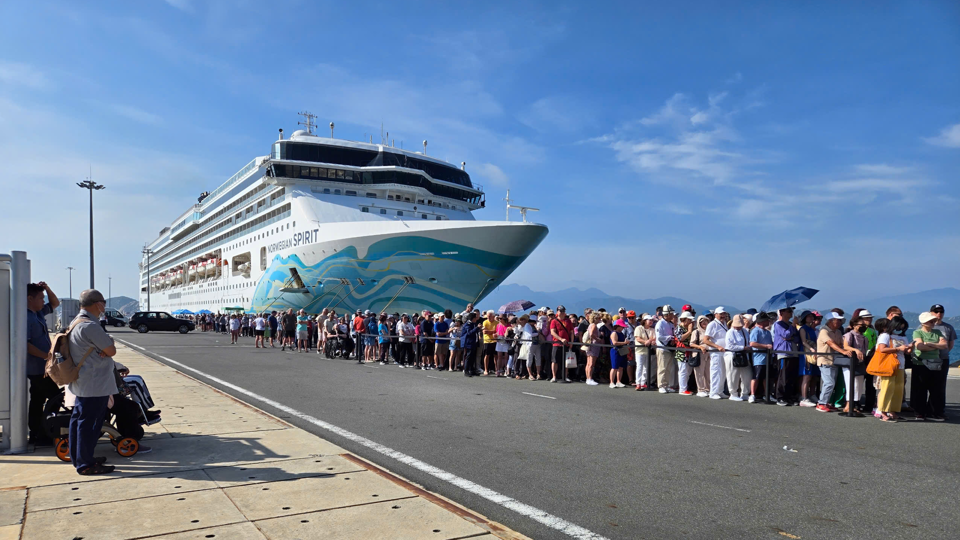 Du kh&aacute;ch từ Norwegian Spirit đến Kh&aacute;nh H&ograve;a tham quan, du lịch.