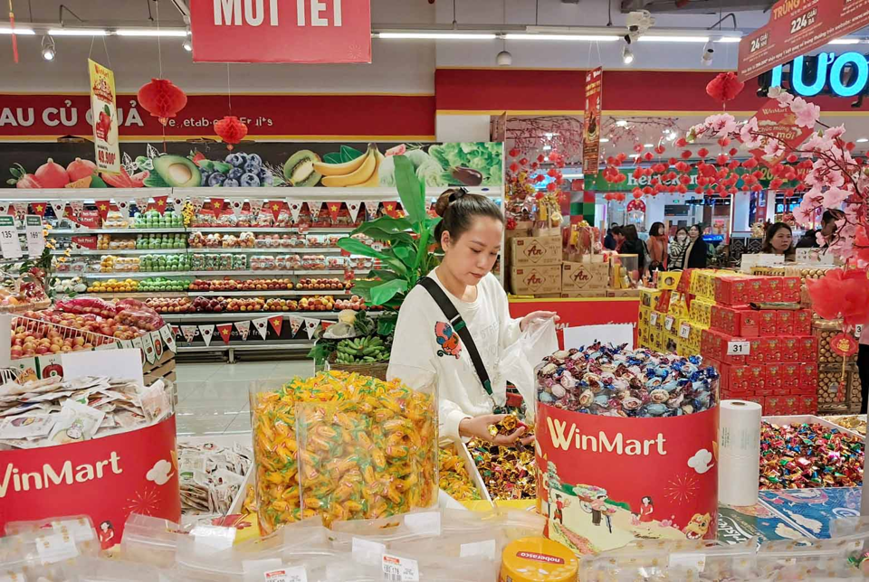 Người ti&ecirc;u d&ugrave;ng mua b&aacute;nh kẹo tại si&ecirc;u thị Winmart. Ảnh: Ho&agrave;i Nam