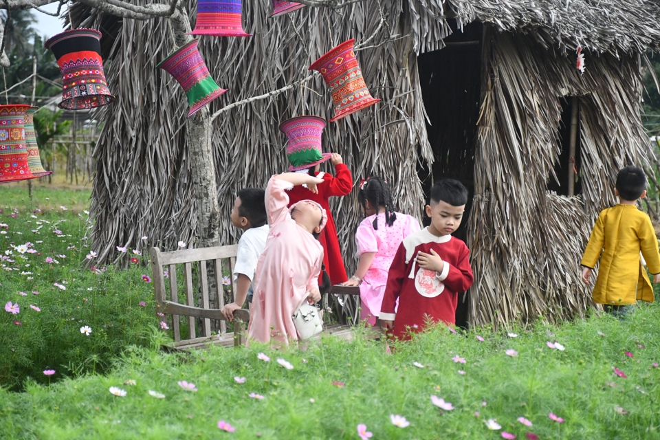 C&aacute;c em nhỏ h&agrave;o hứng tham quan vườn hoa.