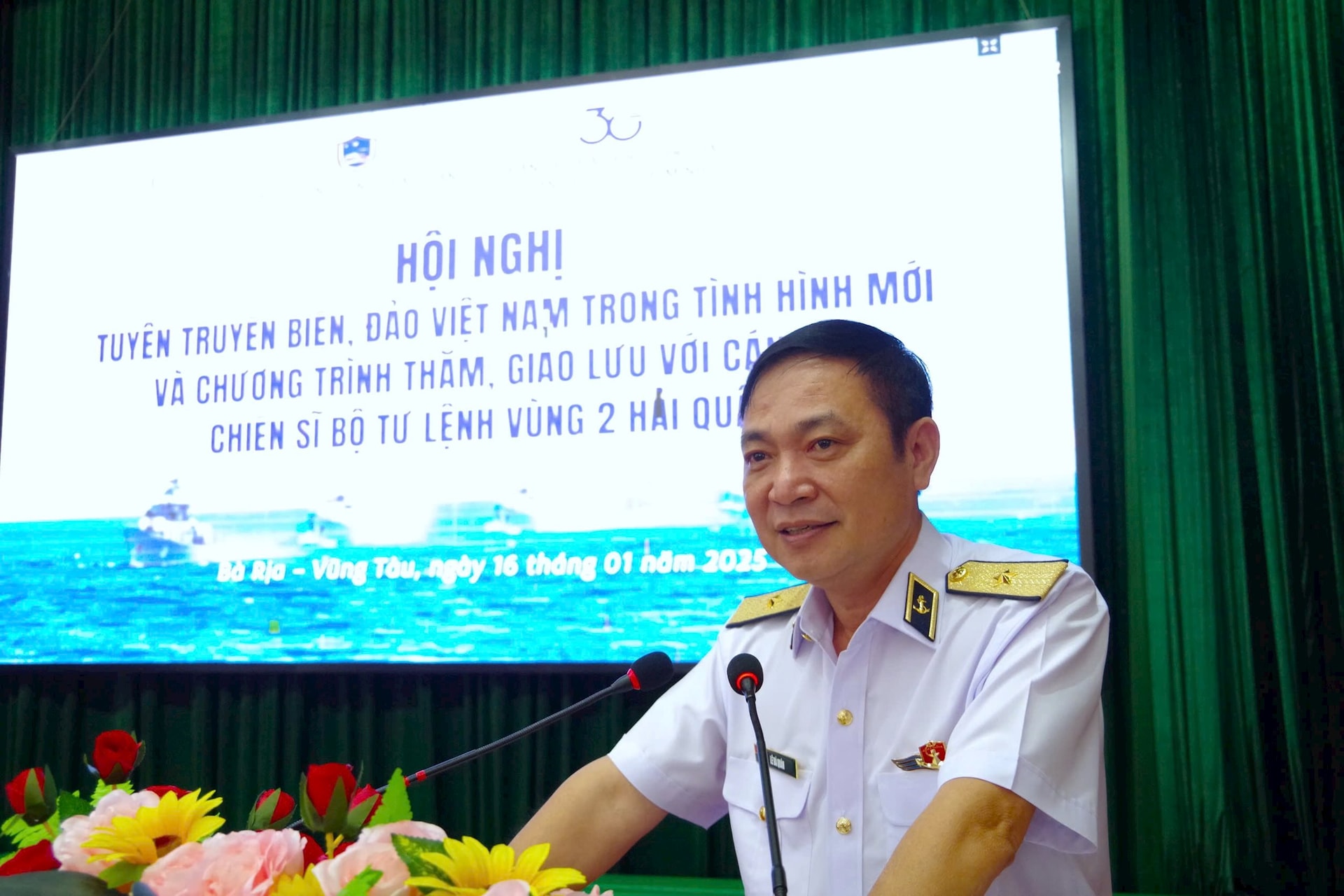 anh-2-chuan-do-doc-le-ba-quan-tu-lenh-vung-2-thong-tin-tinh-hinh-bien-dao-toi-doan-cong-tac.jpg