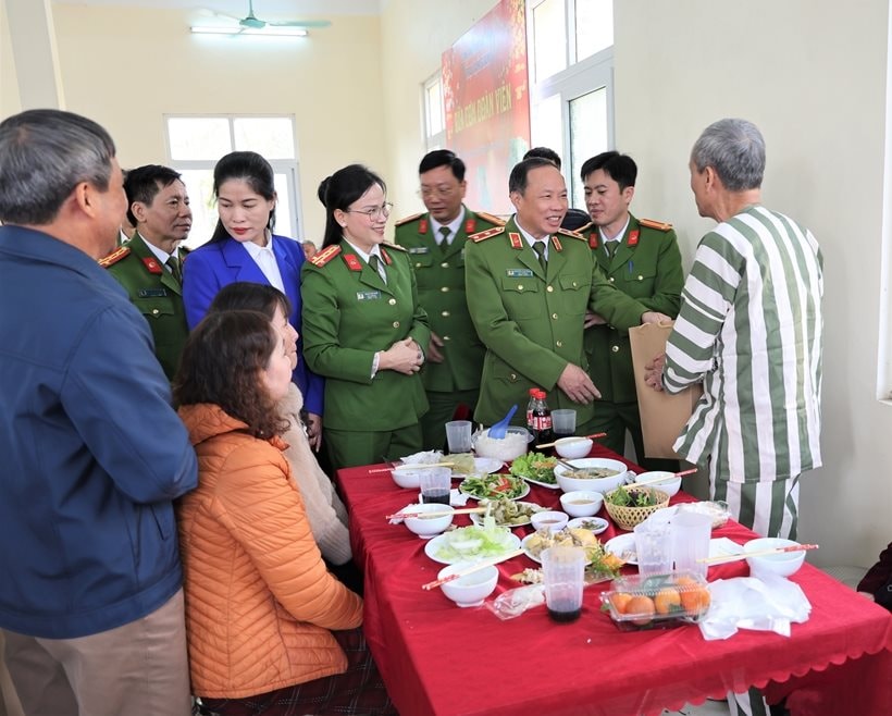 bua-com-doan-vien-cho-pham-nhan-cong-an-tinh-nam-dinh1.jpg