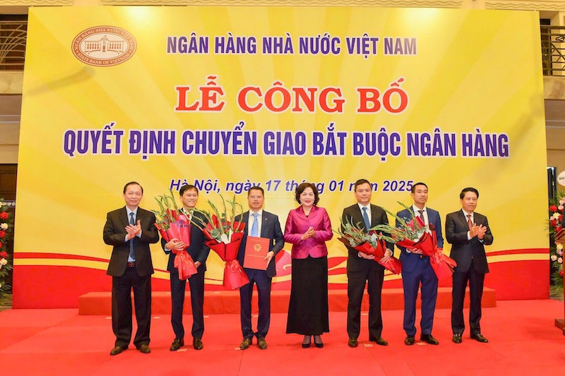 L&atilde;nh đạo NHNN trao Quyết định chuyển giao bắt buộc GPBank cho VPBank, DongA Bank cho HDBank