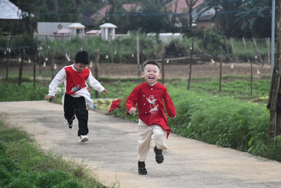 Đồng thời điểm nhấn l&agrave; giới thiệu sản phẩm hoa Nghĩa H&agrave; gắn với du lịch th&acirc;n thiện, gần gũi với thi&ecirc;n nhi&ecirc;n.