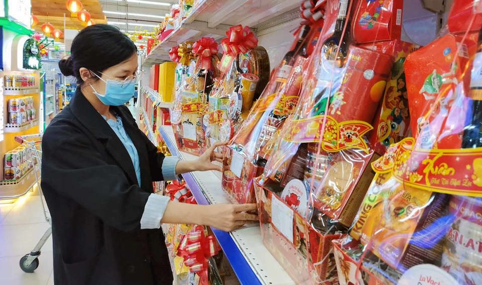 Người ti&ecirc;u d&ugrave;ng mua giỏ qu&agrave; Tết tại si&ecirc;u thị Co.op Mart. Ảnh: Ho&agrave;i Nam