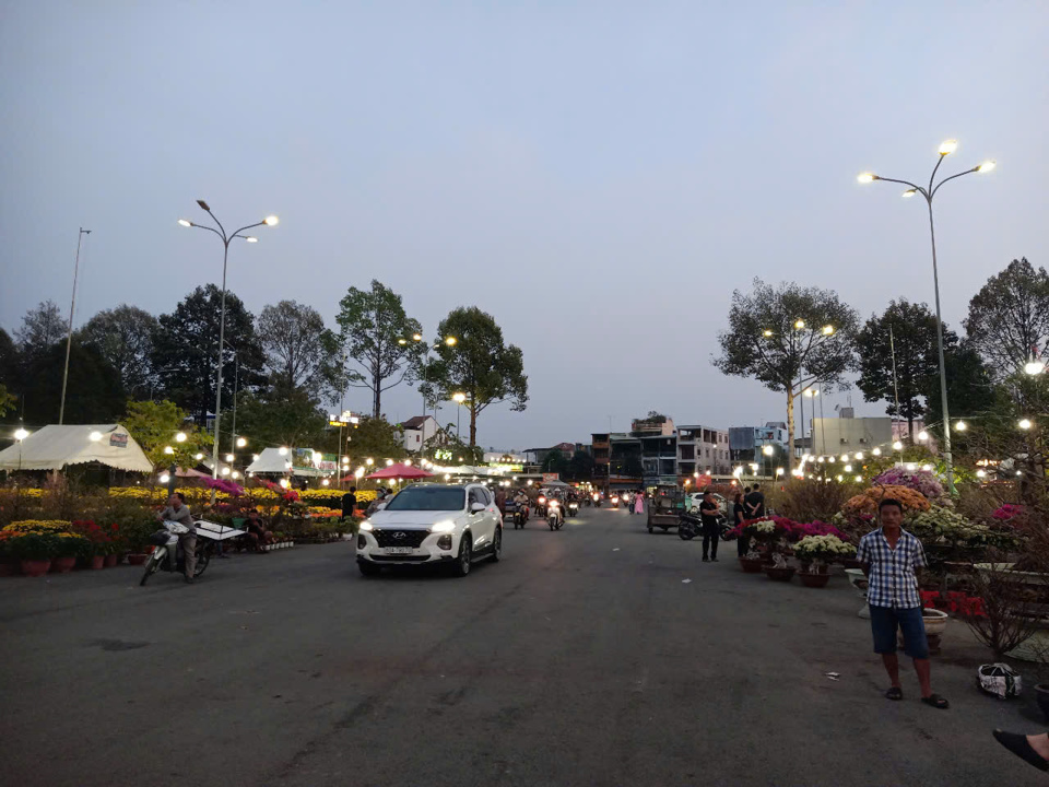 Lối v&agrave;o Hội hoa Xu&acirc;n lấp l&aacute;nh &aacute;nh đ&egrave;n ch&agrave;o đ&oacute;n kh&aacute;ch tham quan.