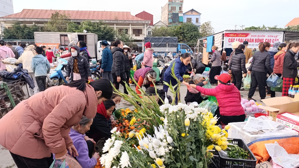 Gi&aacute; hoa tươi chỉ tăng nhẹ so với ng&agrave;y thường.