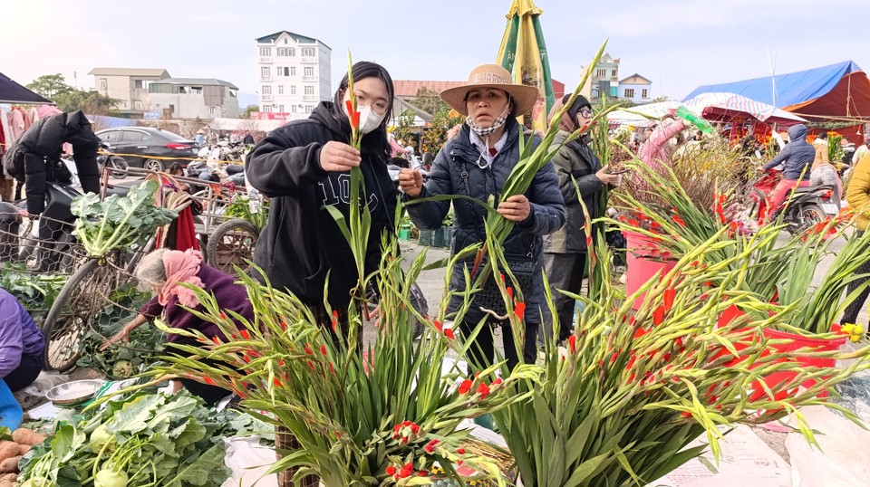 D&ugrave; kinh tế kh&oacute; khăn, nhưng mỗi gia đ&igrave;nh đều cắm những b&igrave;nh hoa tươi để trang tr&iacute; cho ng&agrave;y Tết.