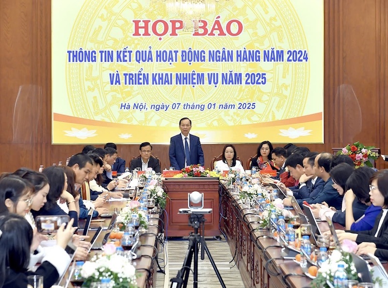 Ph&oacute; Thống đốc NHNN Đ&agrave;o Minh T&uacute; ph&aacute;t biểu tại Họp b&aacute;o