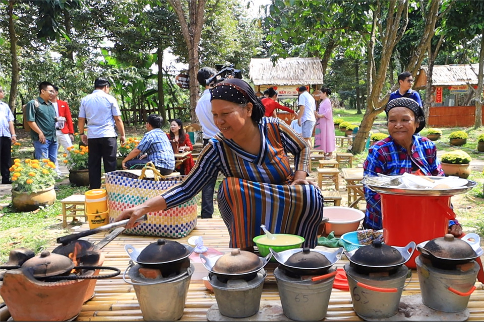 Nghệ nh&acirc;n tr&igrave;nh diễn đặc sản b&aacute;nh &ldquo;ha nằm căn&rdquo; của người Chăm &ndash; An Giang.