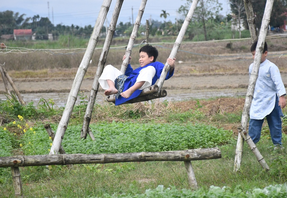 Thử sức với tr&ograve; chơi đ&aacute;nh đu.