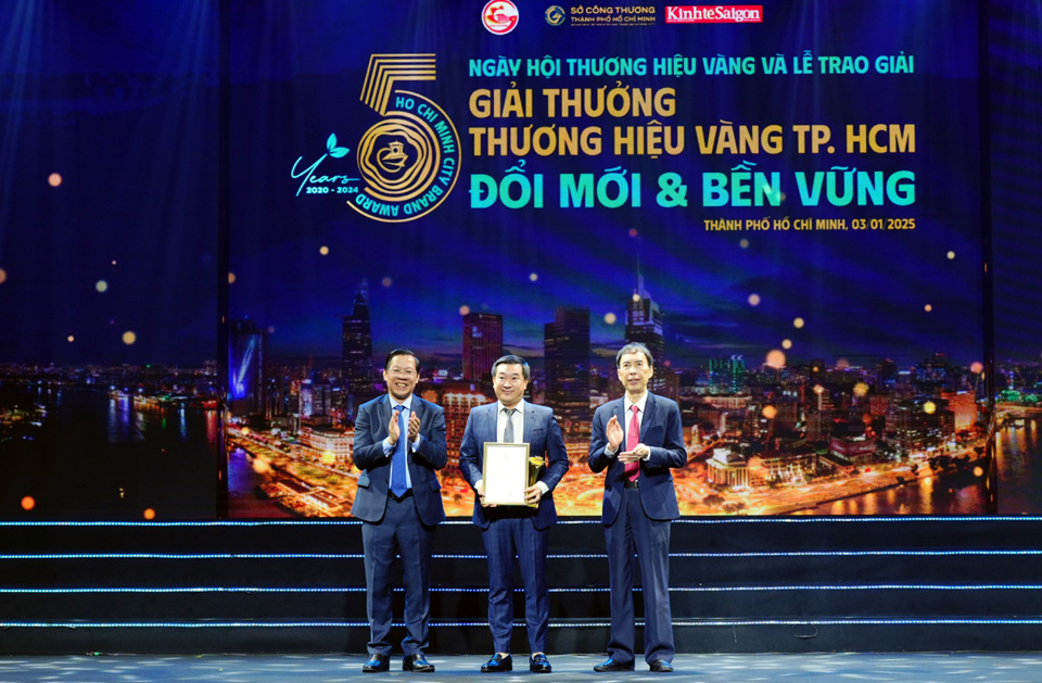 &Ocirc;ng Đỗ Thanh Tuấn - Gi&aacute;m đốc Đối ngoại Vinamilk, (giữa) nhận vinh danh Thương hiệu V&agrave;ng 2024.