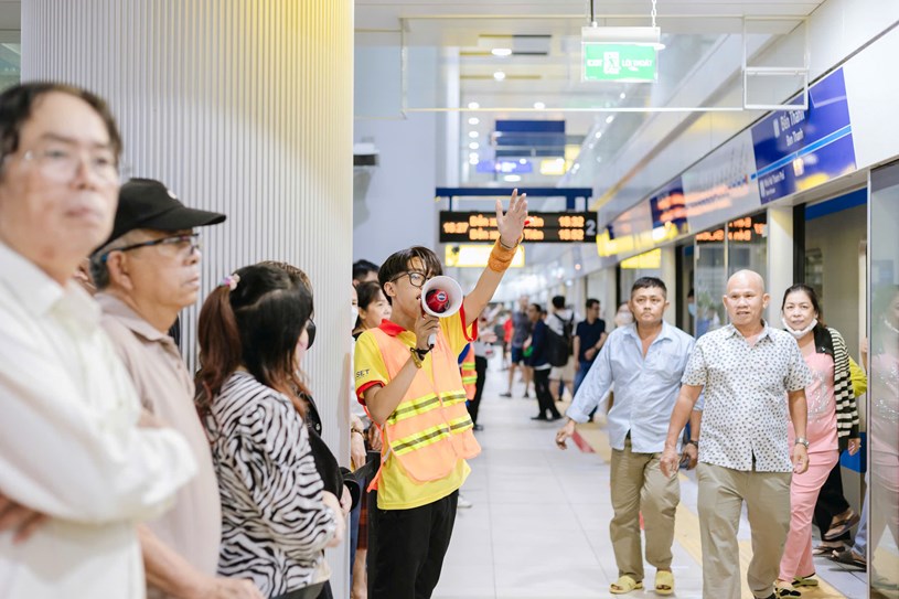 Chiến sĩ Xuân tình nguyện hỗ trợ người dân trải nghiệm tuyến Metro số 1. Ảnh: Thành Đoàn TP. HCM