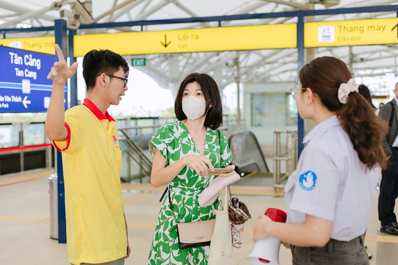 Chiến sĩ Xuân tình nguyện hỗ trợ người dân trải nghiệm tuyến Metro số 1. Ảnh: Thành Đoàn TP. HCM