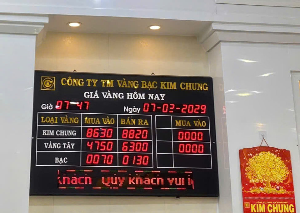 Bảng gi&aacute; v&agrave;ng ng&agrave;y 7/2 tại cửa h&agrave;ng V&agrave;ng bạc Kim Chung.