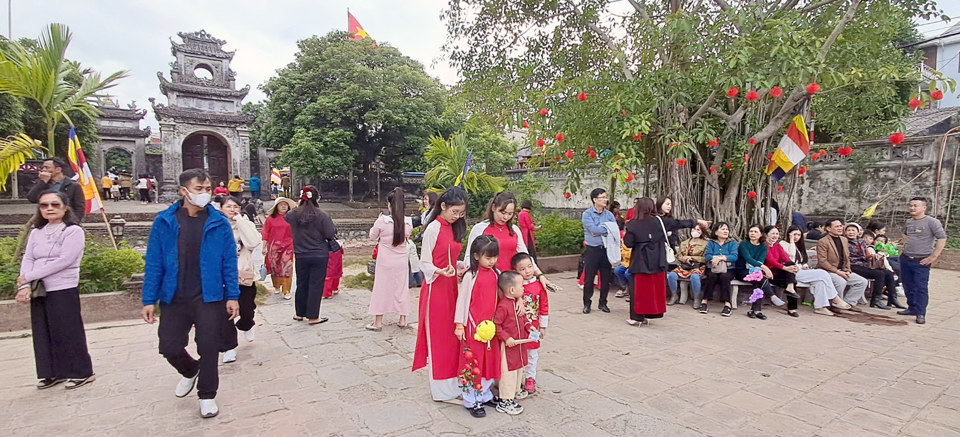 Du kh&aacute;ch tham quan ch&ugrave;a Chu&ocirc;ng (Hưng Y&ecirc;n) trong ng&agrave;y đầu năm mới. Ảnh: Ho&agrave;i Nam