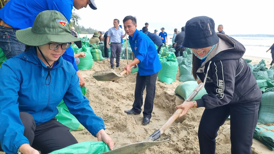 Đo&agrave;n vi&ecirc;n thanh ni&ecirc;n v&agrave; người d&acirc;n t&iacute;ch cực chung tay bảo vệ bờ biển.