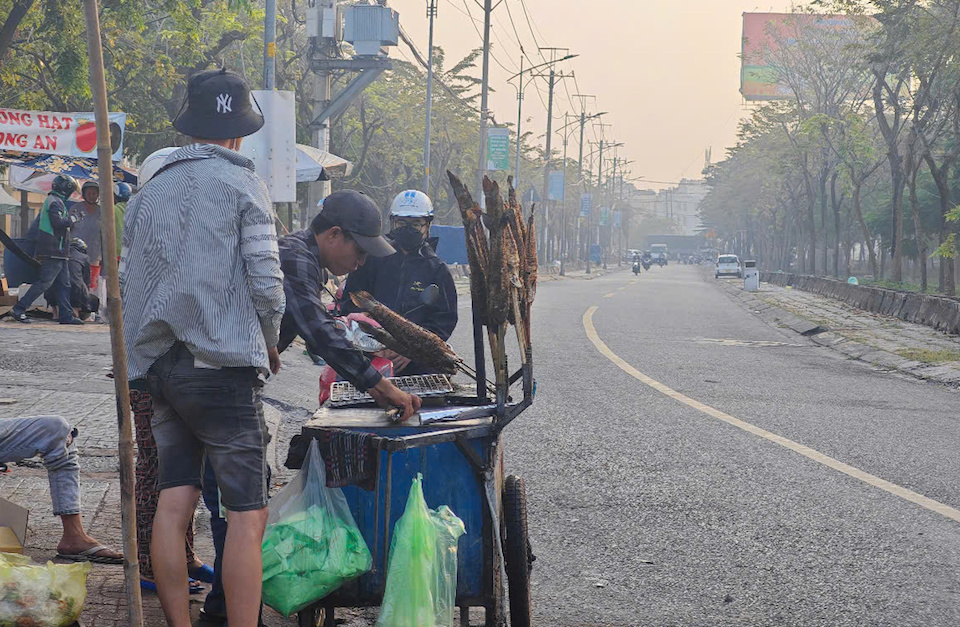 C&aacute; l&oacute;c nướng trui l&agrave; m&oacute;n ăn quen thuộc của người d&acirc;n miền Nam từ thuở khẩn hoang. Do đ&oacute;, người d&acirc;n v&ugrave;ng đất Nam Bộ chuộng c&uacute;ng c&aacute; l&oacute;c nướng nguy&ecirc;n con cho Thần T&agrave;i v&agrave;o dịp n&agrave;y. Ảnh: Huy Chương